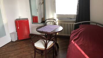 1 slaapkamer, een bureau, een strijkplank/strijkijzer, gratis wifi