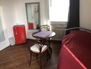 1 slaapkamer, een bureau, een strijkplank/strijkijzer, gratis wifi