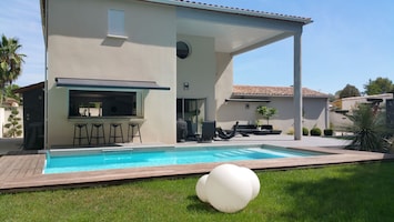 Vue d'ensemble sur la villa et le jardin