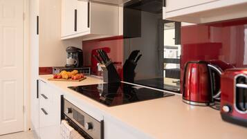 Apartment, Ensuite, Garden View | Shared kitchen | High chair