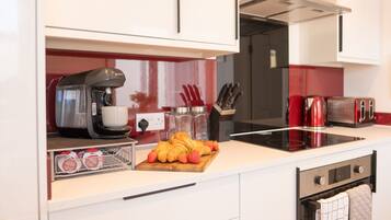 Apartment, Ensuite, Garden View | Shared kitchen | High chair