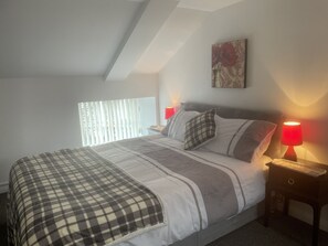 2 habitaciones, tabla de planchar con plancha y cuna de viaje