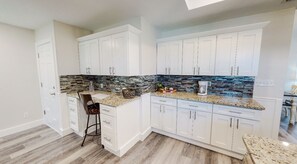 Fridge, microwave, oven, stovetop - Waterfront ~Home~ Private ~Pool & Deep Dock~ Boats (Fort Walton Beach)