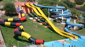 Ein Wasserpark mit mehreren Rutschen und Pools.