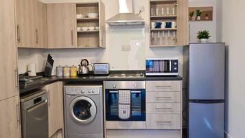 Huoneisto, useita sänkyjä | Yksityinen keittiö | Jääkaappi, mikroaaltouuni, uuni, liesi