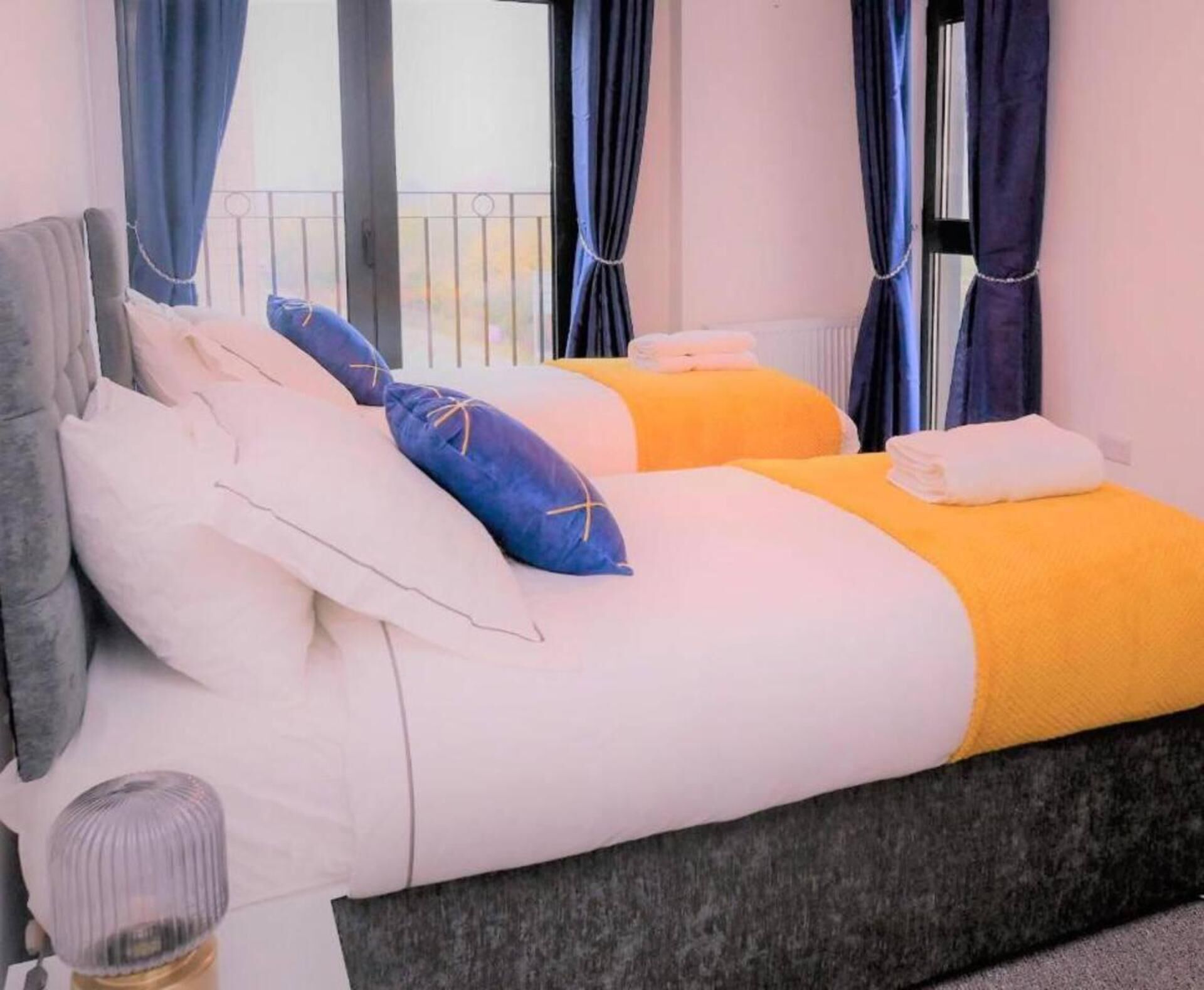 2 عدّة غرف نوم ومكواة/لوح كي وواي فاي مجانًا وملاءات أسرّة