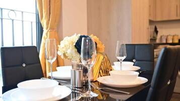 Huoneisto, useita sänkyjä | Yksityinen keittiö | Jääkaappi, mikroaaltouuni, uuni, liesi