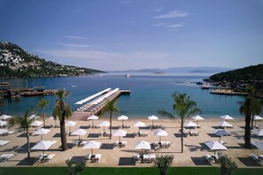 Privat strand, hvit sand og buss til stranden (inkludert)