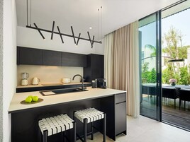 Residence Garden 1+1 | Private kitchen | Fridge, highchair, kitchen islands