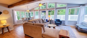 5 min. to Lake Allatoona/15 min. to DT W'stock/firepit/Sleeps 7/
Huge Deck!