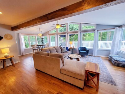 5 min. to Lake Allatoona/15 min. to DT W'stock/firepit/Sleeps 7/
Huge Deck!