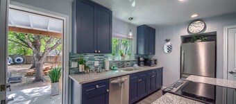 60 steps away from Schlitterbahn, walk to Comal River! Includes 8 tubes!