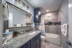 Combined shower/bathtub, hair dryer, towels