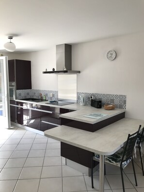 Fridge, microwave, oven, stovetop - Maison Saint Vincent Sur Jard (Saint-Vincent-sur-Jard)