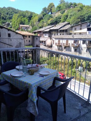 Outdoor dining - La Casa dei Maestri (Melle)