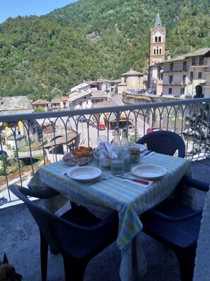 Outdoor dining - La Casa dei Maestri (Melle)