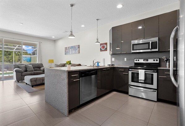 Refrigerador, microondas, horno y parrilla de estufa 