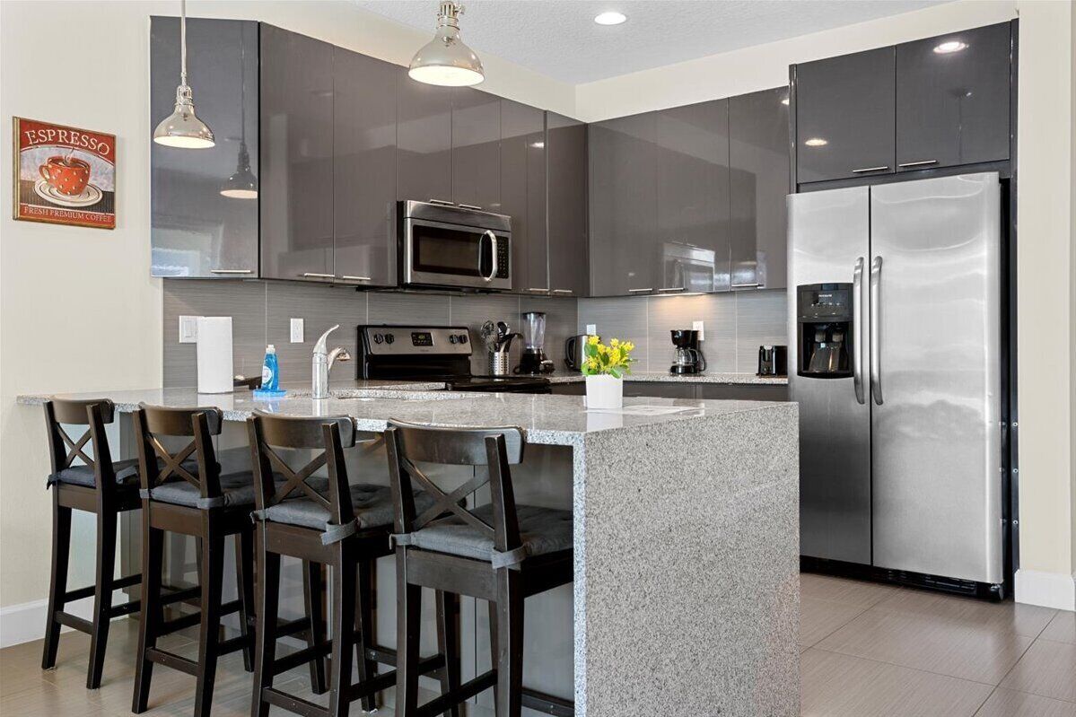 冷蔵庫、電子レンジ、オーブン、コンロ