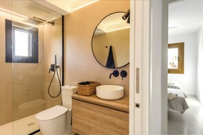 Een douche, een haardroger, handdoeken, toiletpapier