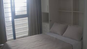 1 slaapkamer, een strijkplank/strijkijzer, reisbedje, gratis wifi