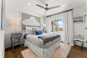 4 bedrooms, WiFi - Waterfront Sunsets~ Private Dock ~ Heated pool! (Panama City)