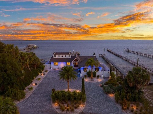 Waterfront Sunsets~ Private Dock ~ Heated pool!