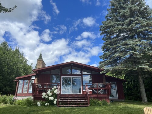Beautiful Sturgeon Lake Retreat