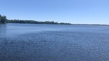 Vlak bij het strand, ligstoelen aan het strand