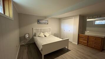 4 slaapkamers, een strijkplank/strijkijzer, reisbedje, gratis wifi