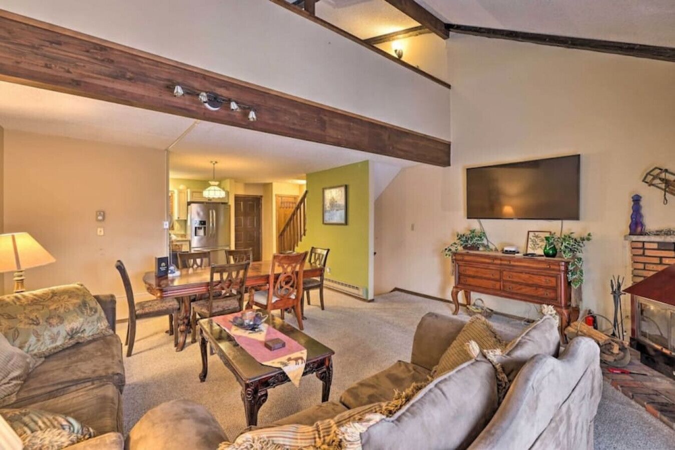 Televisión y chimenea 