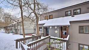 A residential building with a snow-covered deck and a star decoration. - Camelback House · Waterparks, Hiking, Wineries - Near Everything!!! (Tannersville)