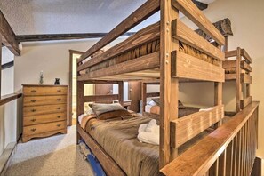 3 habitaciones, escritorio y tabla de planchar con plancha 