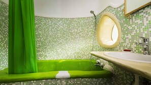 Combined shower/bathtub, hair dryer, towels, soap - Cozy Clay House in Banya (Banya)