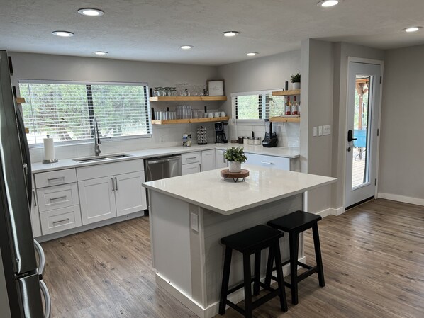 Fridge, microwave, oven, stovetop - Cheerful 4 Bedroom Getaway (Payson)