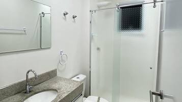 Deluxe Apartment | Bathroom | Shower, hair dryer, soap, toilet paper