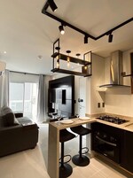 Apartamento luxo | Cozinha privada | Geladeira grande, micro-ondas, fogão, cooktop