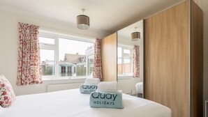Unclassified image, 4 of 34, button - Beach Retreat (Bournemouth)