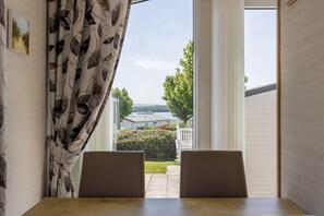 Cottage | Dining - The Lookout (Poole)