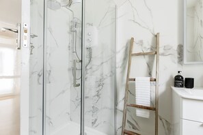 Cottage | Bathroom - On The Rocks (Poole)