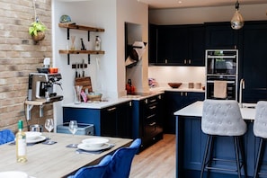 Cottage | Private kitchen - Kites (Poole)