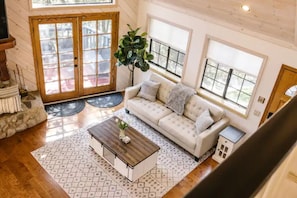 Smart TV, chimenea y videojuegos