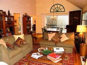 TV, fireplace, DVD player, books