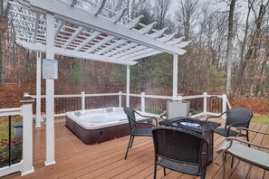 Outdoor spa tub - Private Pool,Arcade& HotTub - Heart of Poconos (Cresco)