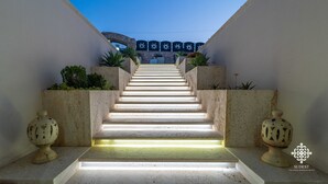Una escalera con escalones iluminados que suben a un nivel superior.