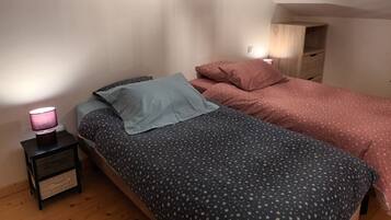 2 bedrooms, iron/ironing board, free WiFi, bed sheets