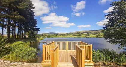 Luxury 2 bedroom, pet-friendly lodge on the side of a beautiful fishing lake.