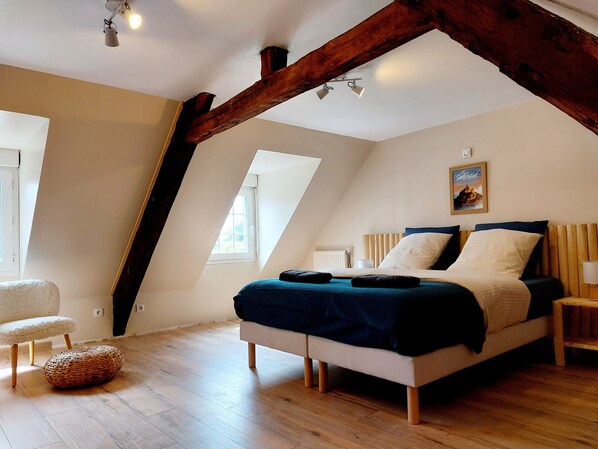 1 dormitori i roba de llit