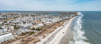 4 bdrm , 2 bath beach house 1 1/2 blocks from beach!