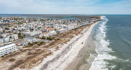 4 bdrm , 2 bath beach house 1 1/2 blocks from beach!