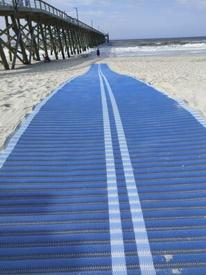 Playa en los alrededores y camastros 